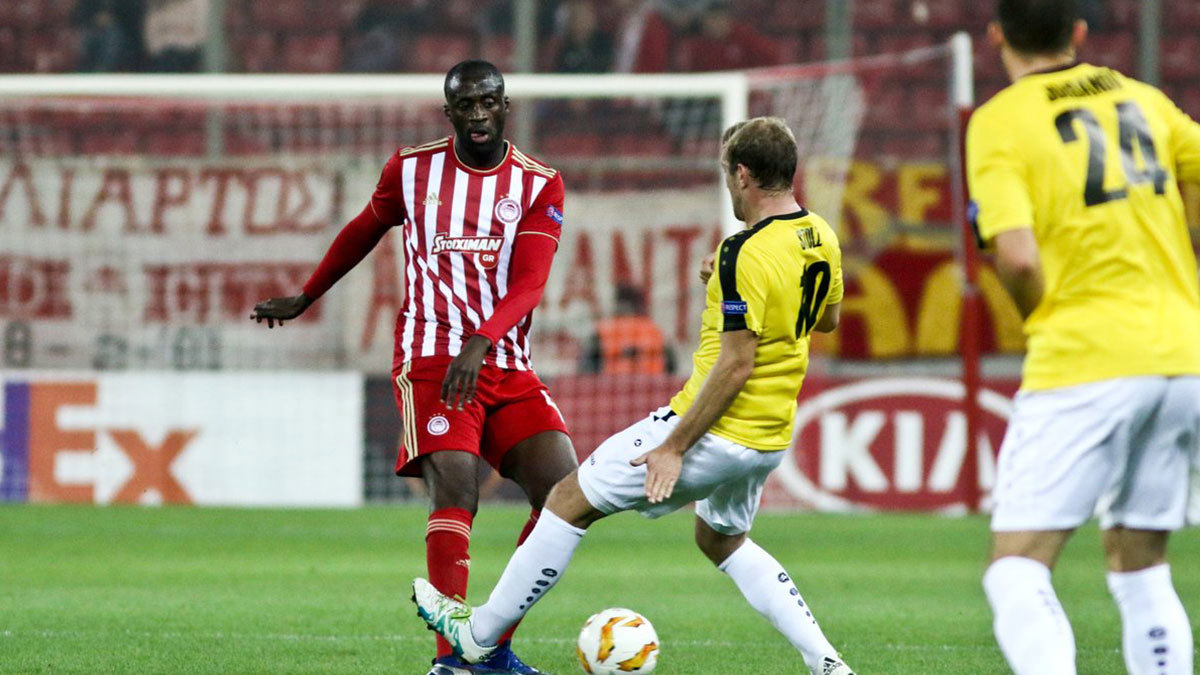 بعد 3 أشهر فقط.. أولمبياكوس اليوناني يفسخ التعاقد مع يايا توريه