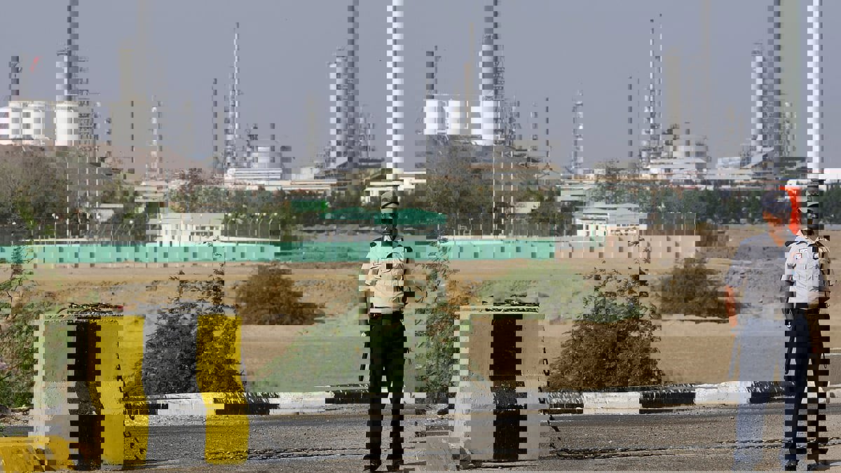 تحقيق استقصائي: "بزنس النفط" يجمع بين الحوثي ومسؤولين بالشرعية