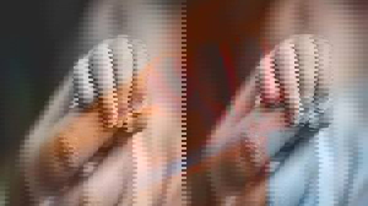 أب يبيع طفلته الرضيعة لسداد ديونه (صور)‎