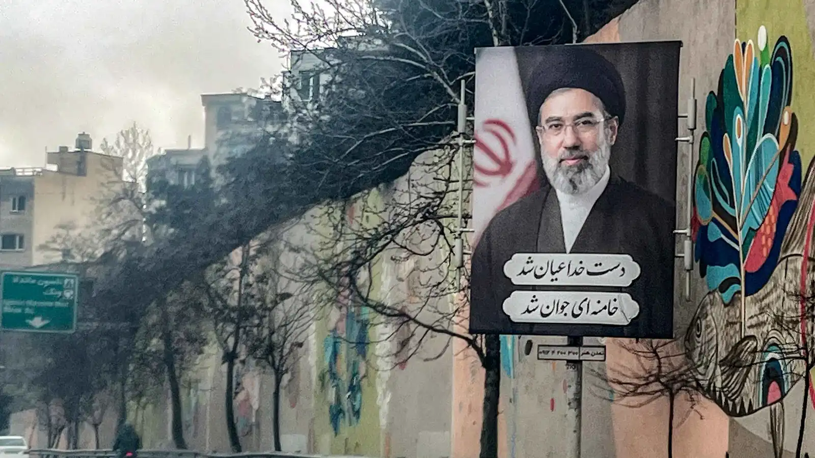 المرشد الغائب.. ماذا يحدث داخل مستشفى "سينا" في طهران؟