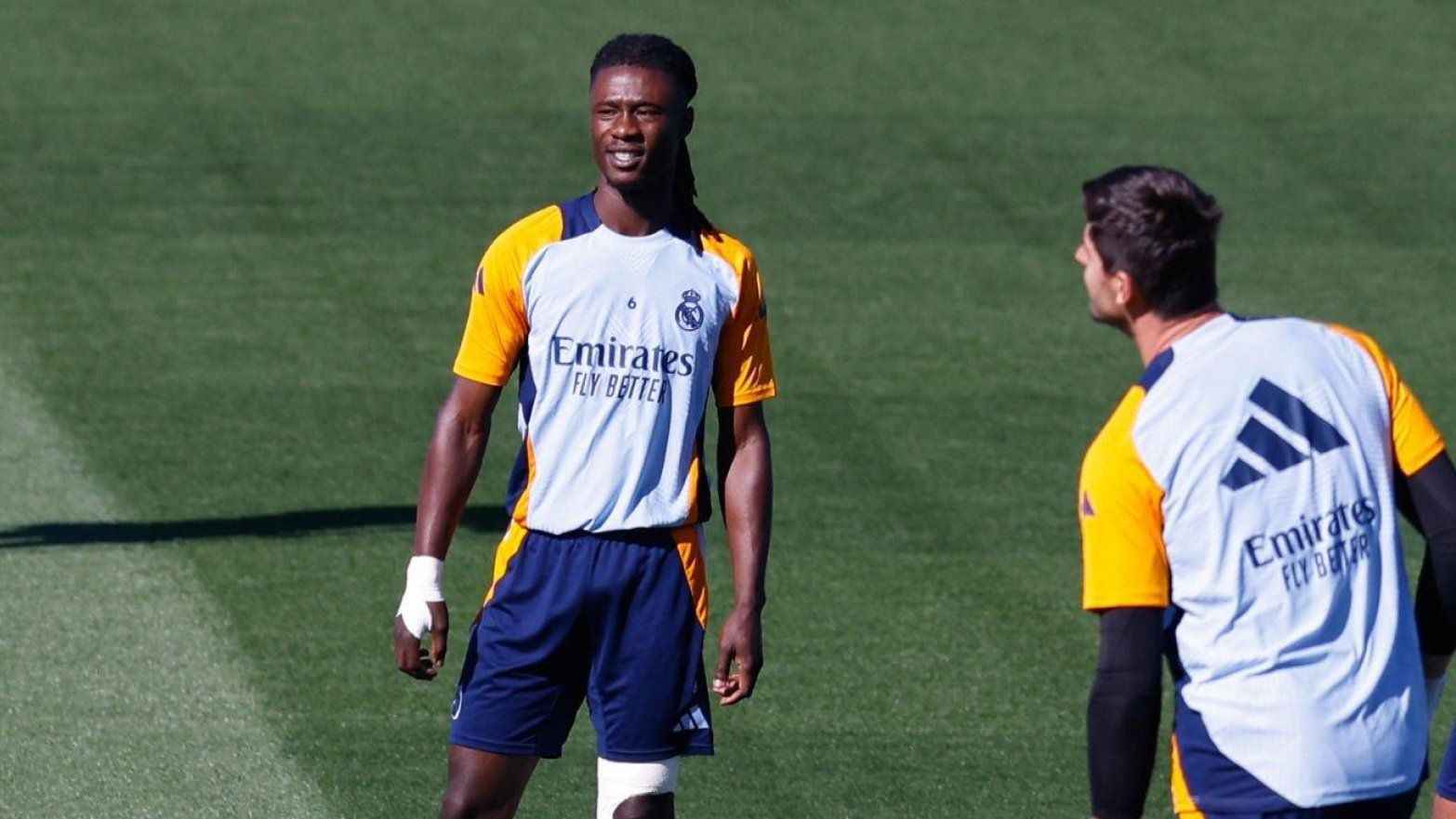 البلوغر العالمية إيمي ميلر بقميص كامافينغا في ملعب سانتياغو بيرنابيو