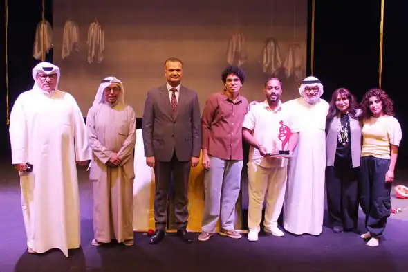 أفراد مسرحية "قمر أحمر"