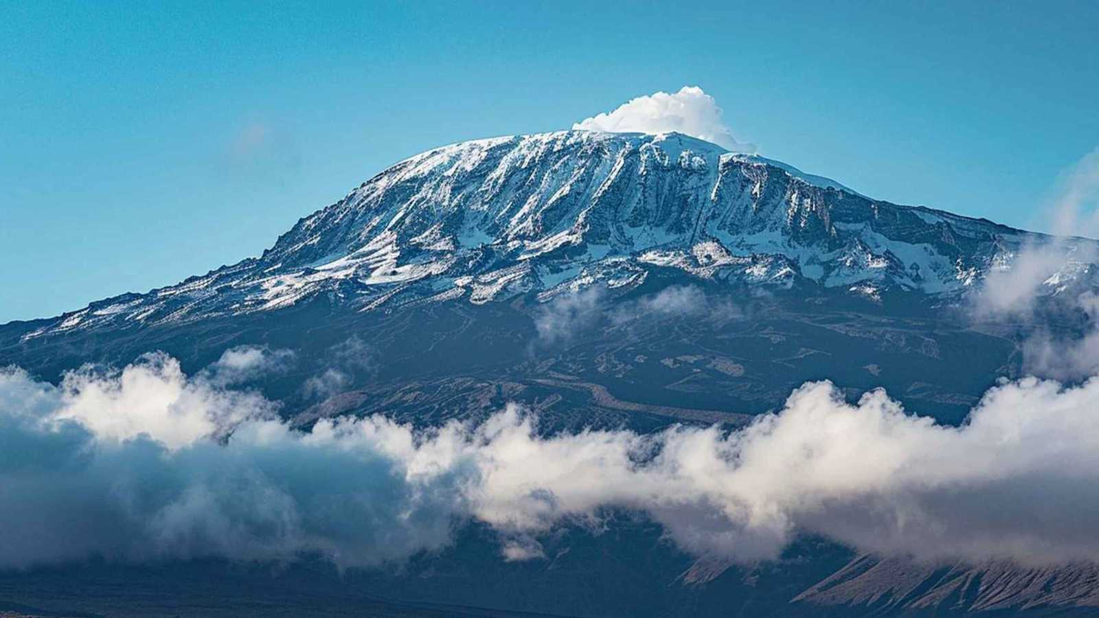 5 قتلى بتحطم هليكوبتر على جبل كليمنجارو في تنزانيا (فيديو)