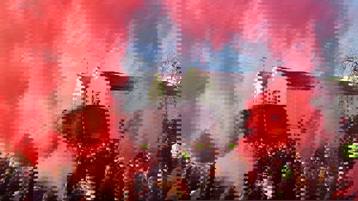 جماهير ليفربول تستقبل حافلة مانشستر يونايتد بإشارات خارجة والدخان الأحمر (فيديو وصور)