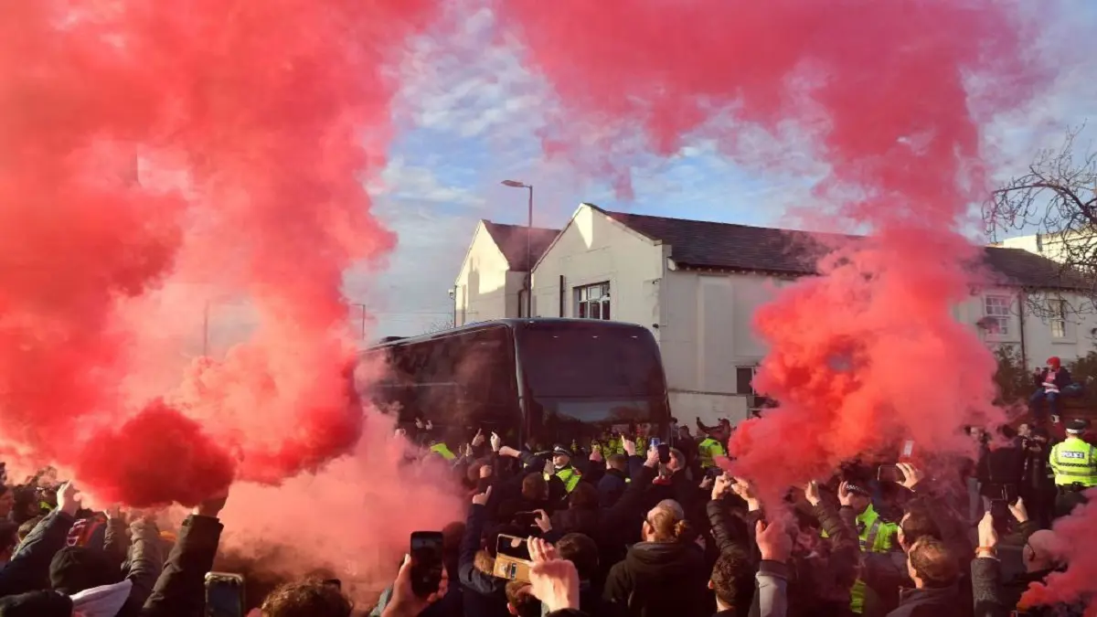 جماهير ليفربول تستقبل حافلة مانشستر يونايتد بإشارات خارجة والدخان الأحمر (فيديو وصور)