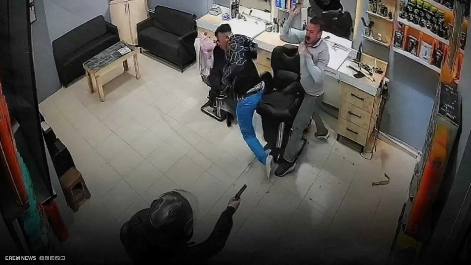 رصاص في صالون حلاقة.. حلاق تركي ينجو بطريقة مذهلة (فيديو إرم)