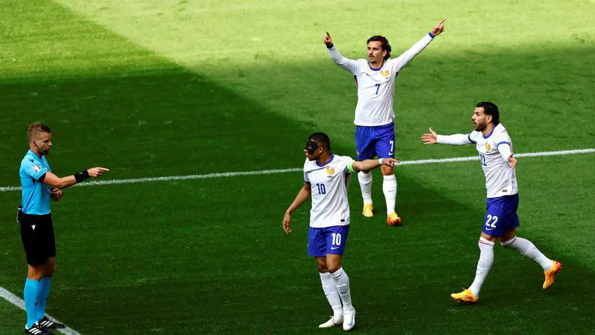 نجم سان جيرمان يتخلى عن رقمه المميز مع منتخب فرنسا من أجل غريزمان