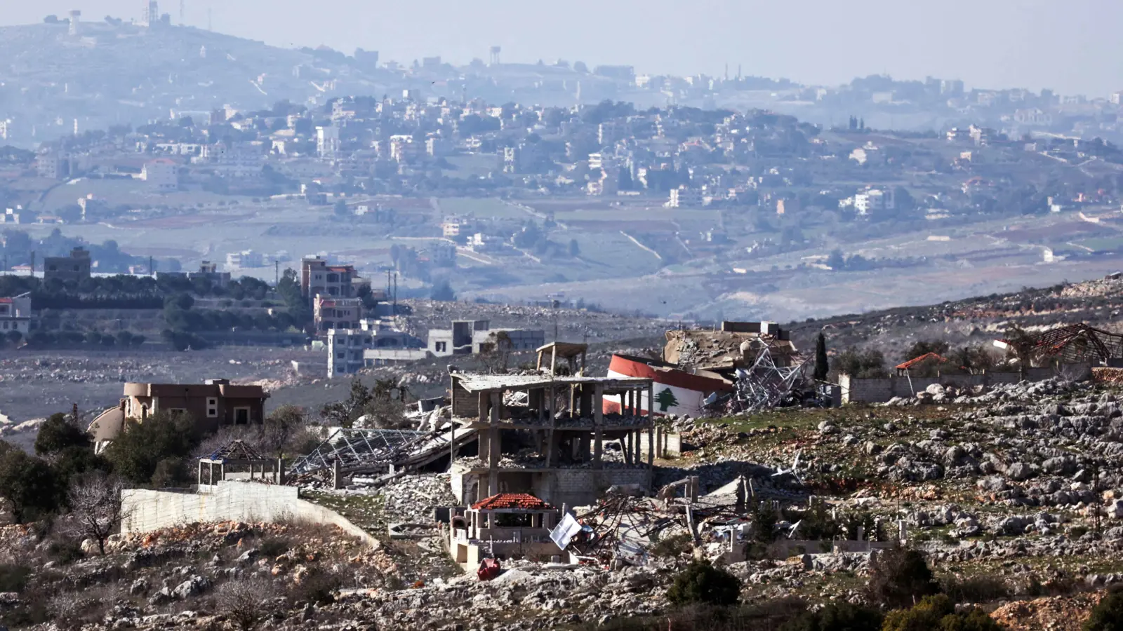 غارات إسرائيلية تستهدف الحدود اللبنانية السورية (فيديو)