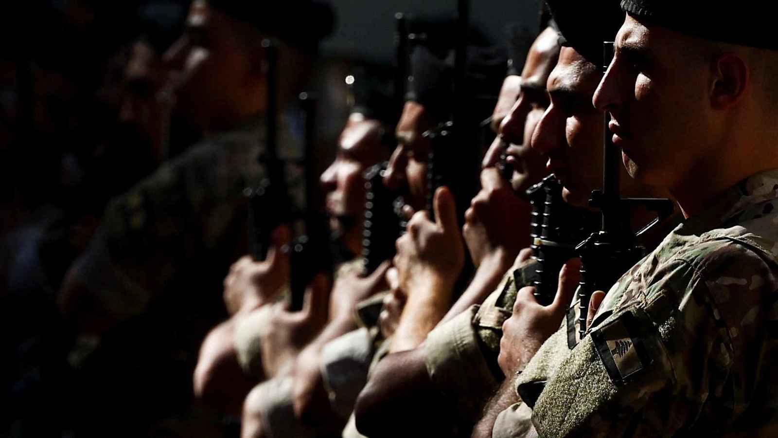 وسط محادثات الهدنة.. الجيش اللبناني "محاصر" بين "السياسة والتمويل"