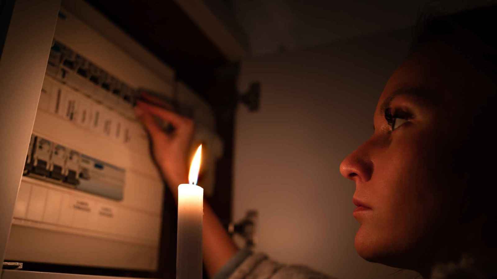 أعمال تخريب تقطع الكهرباء عن أنحاء دير الزور بالكامل