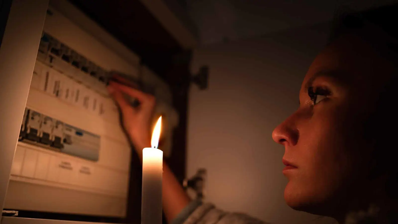 أعمال تخريب تقطع الكهرباء عن أنحاء دير الزور بالكامل