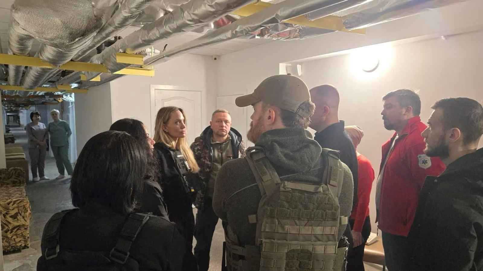 بسترة واقية.. ماذا تفعل أنجلينا جولي على جبهات أوكرانيا؟ (فيديو إرم)