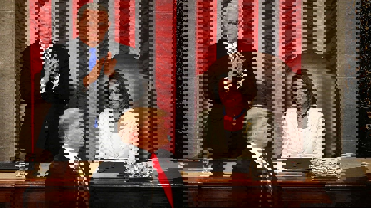 نانسي بيلوسي تخطط لسحب ترامب "من شعره" ليرحل عن البيت الأبيض