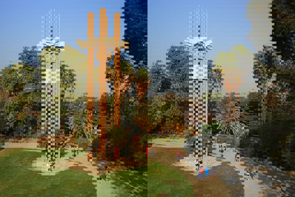 في حفل التخرج.. طلّاب أمريكيون يسلّمون العميد أعلام فلسطين (فيديو)