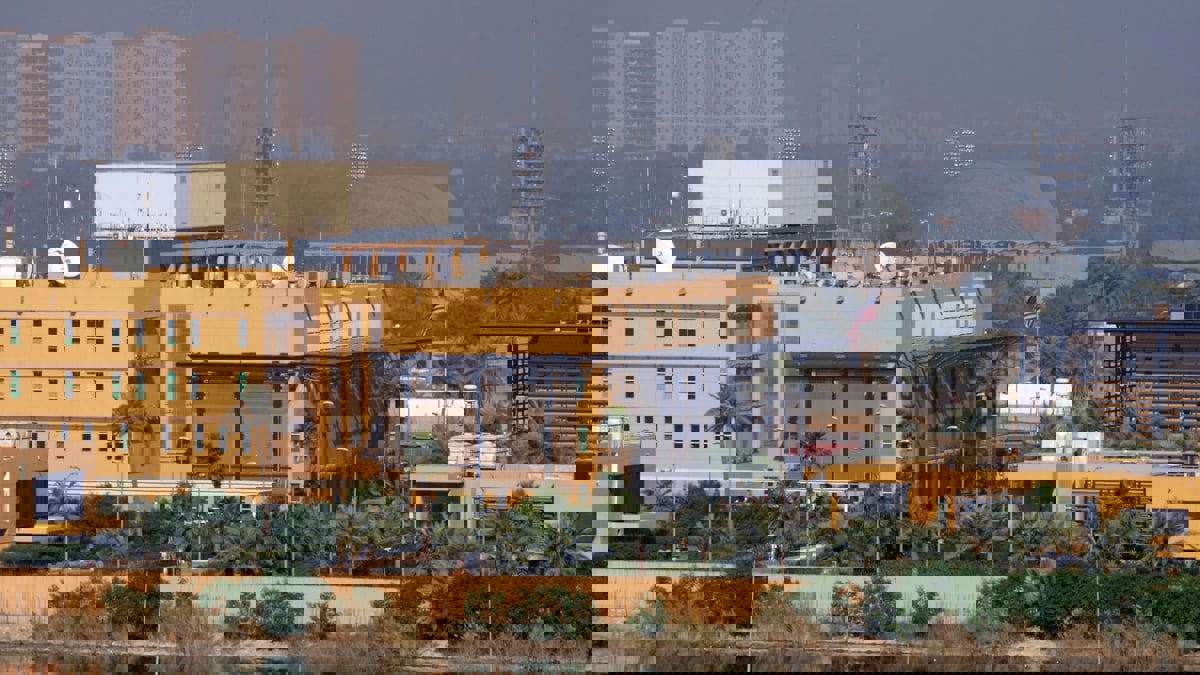 إصابة امرأة وطفلين بهجوم صاروخي استهدف السفارة الأمريكية وسط بغداد