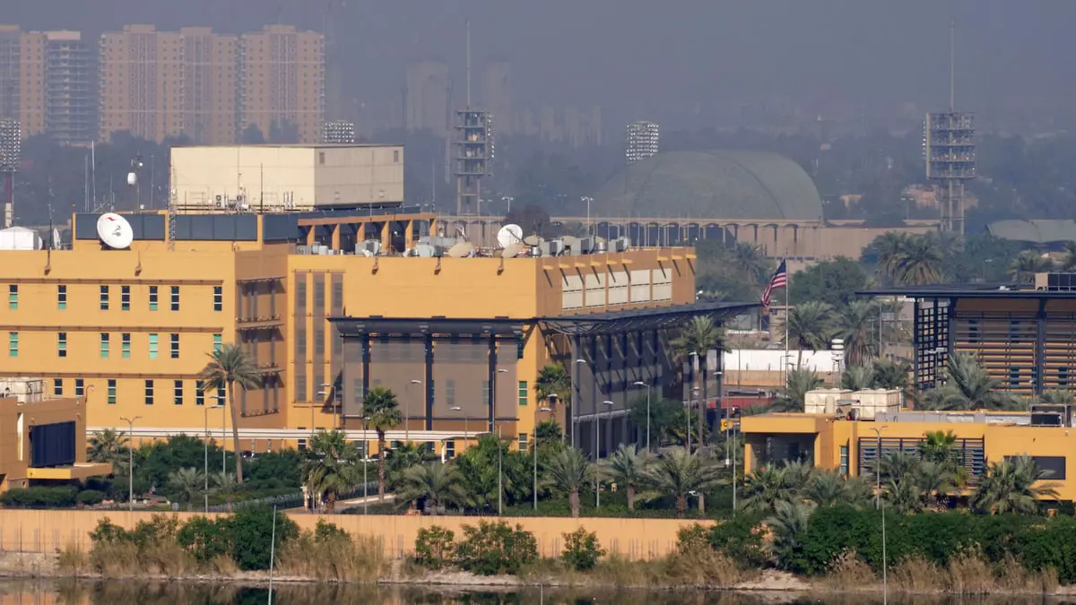 إصابة امرأة وطفلين بهجوم صاروخي استهدف السفارة الأمريكية وسط بغداد