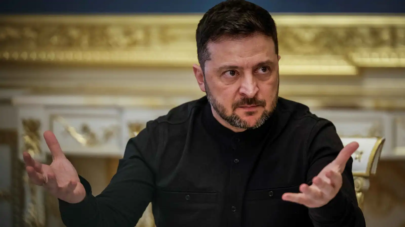 خبراء: الضغط الأمريكي والفساد الداخلي يضيّقان الخناق على زيلينسكي