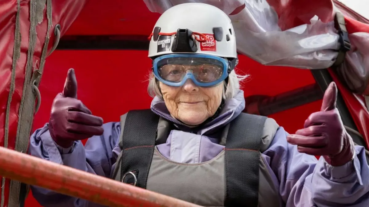 مسنة تترك دار الرعاية وتشارك في أسرع انزلاق حر بالعالم