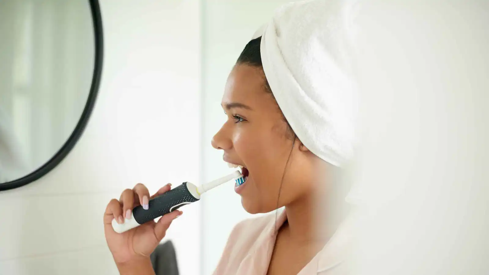 خطأ شائع مع فرشاة الأسنان الكهربائية يدمّر اللثة والمينا (فيديو)