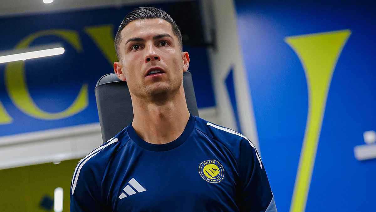 بعد أنباء مغادرة طائرته.. إعلامي سعودي يكشف حقيقة سفر رونالدو إلى مدريد 