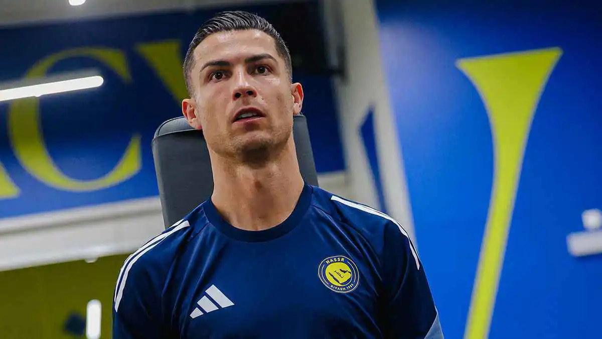 بعد أنباء مغادرة طائرته.. إعلامي سعودي يكشف حقيقة سفر رونالدو إلى مدريد