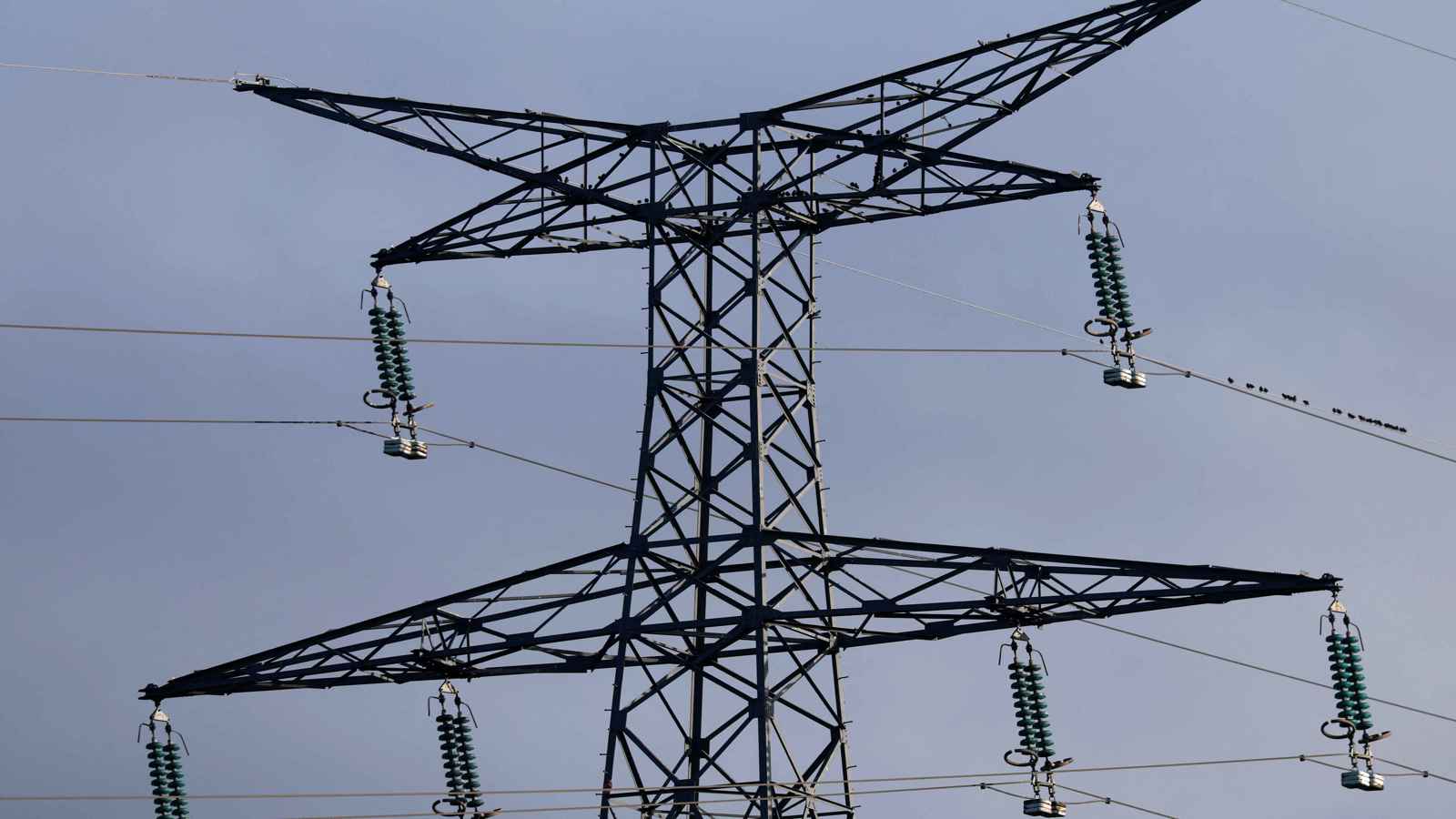 "إجراءات فورية".. قرار لترامب ضد إيران يهدد قطاع الكهرباء في العراق