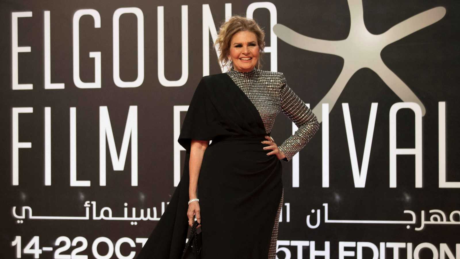 وسام رفيع.. تكريم فرنسي لافت للفنانة المصرية يسرا (صورة)