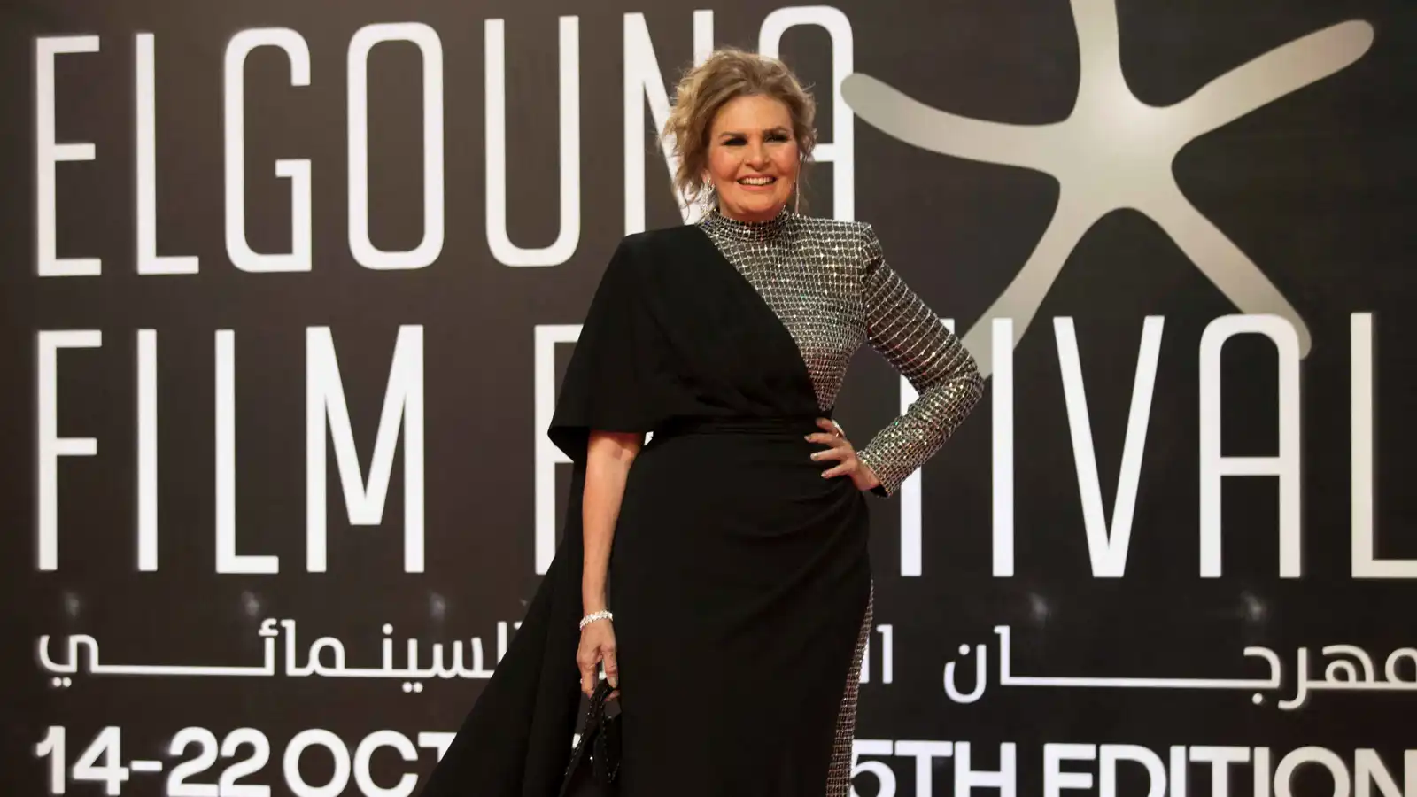 وسام رفيع.. تكريم فرنسي لافت للفنانة المصرية يسرا (صورة)