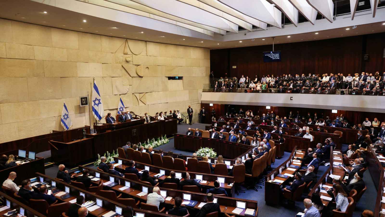 معاريف: المطالبة بمزيد من الحصانة تحوّل الكنيست إلى "ملجأ للمجرمين"