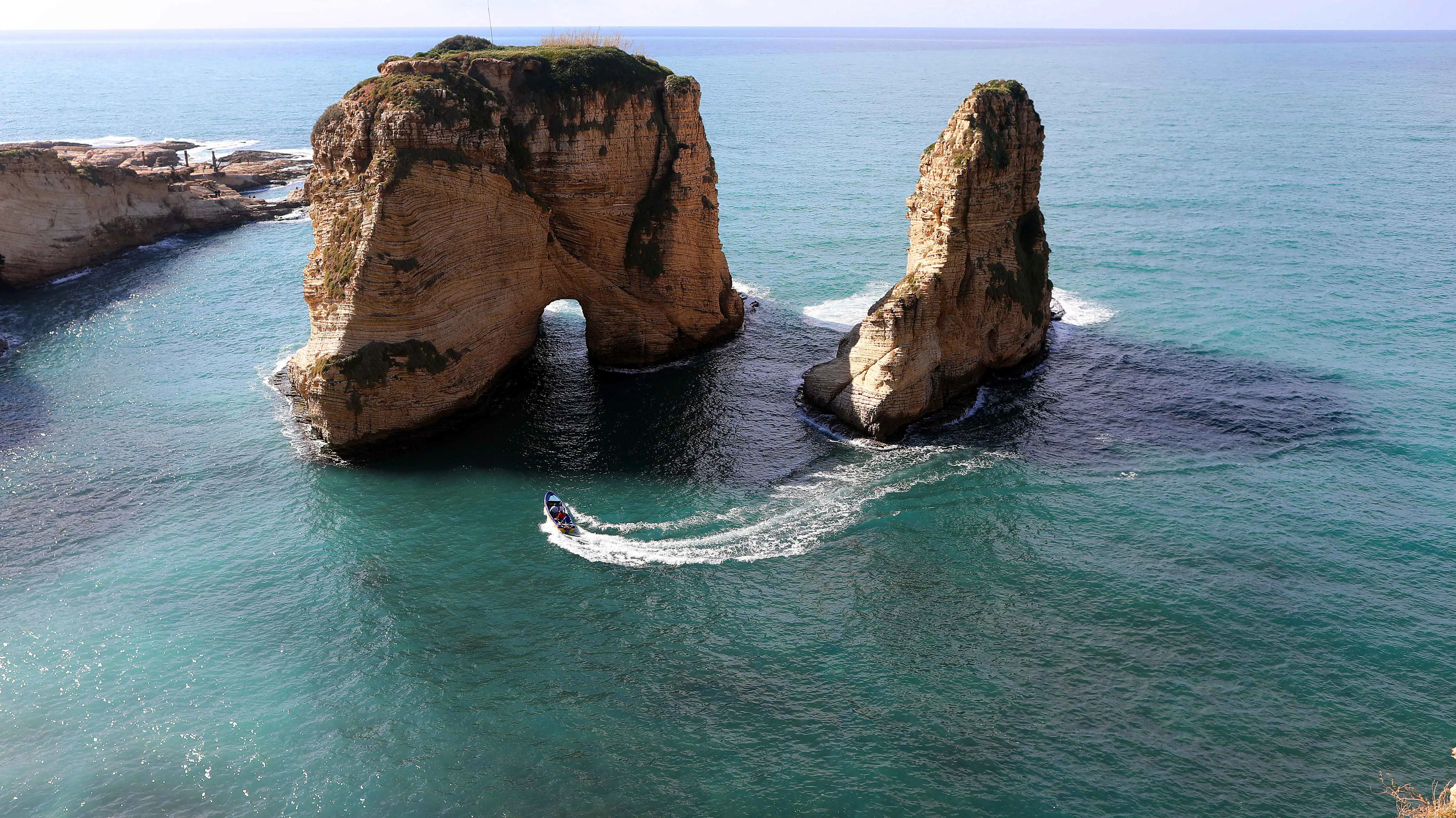 سقوط مروع لفتاة عن "صخرة الروشة" في لبنان (فيديو)