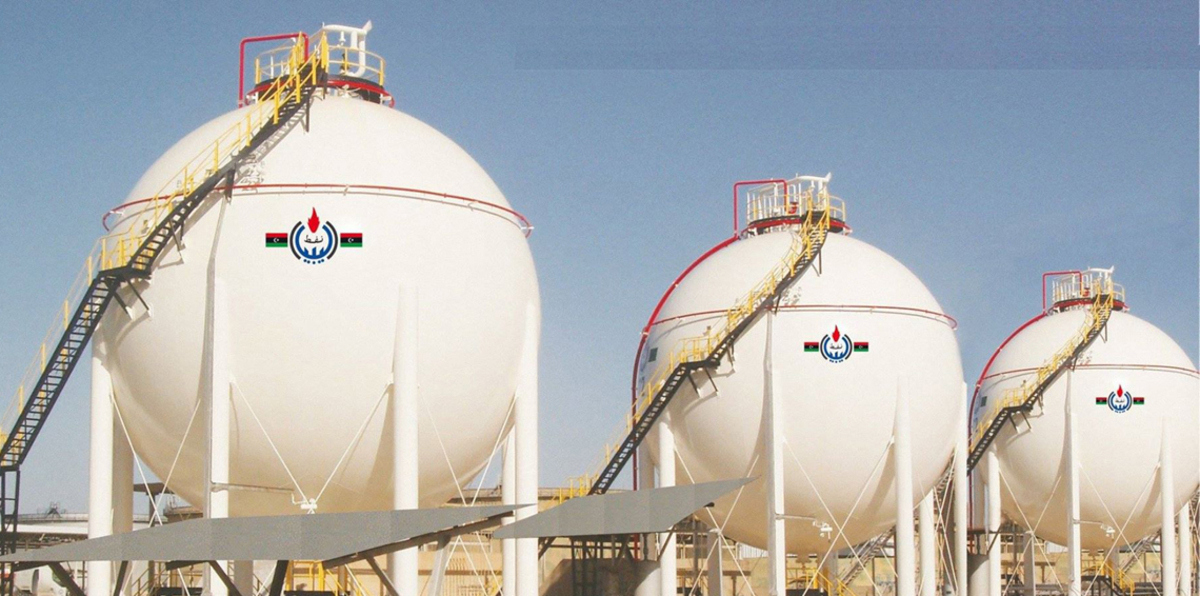 مسلحون يهاجمون مستودعًا نفطيًا ويوقفون ضخ النفط إلى طرابلس الليبية