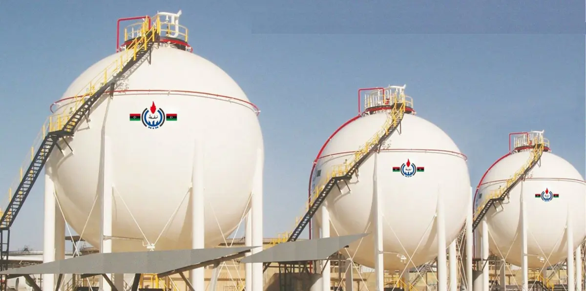 مسلحون يهاجمون مستودعًا نفطيًا ويوقفون ضخ النفط إلى طرابلس الليبية