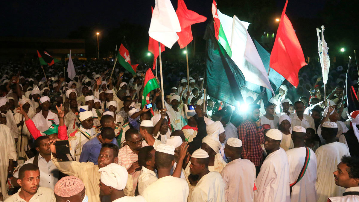 النيابة السودانية تتهم 9 ضباط بمخالفة التعليمات وفض اعتصام الخرطوم (فيديو)