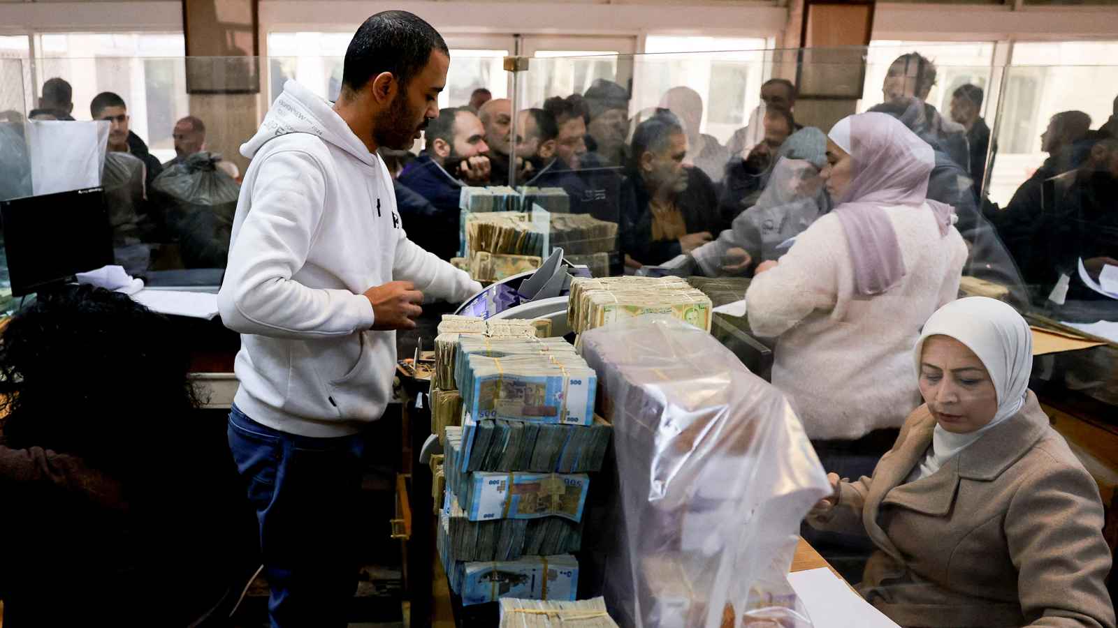 "اختبار حقيقي".. كيف ستتعامل الحكومة السورية الجديدة مع الديون الإيرانية؟