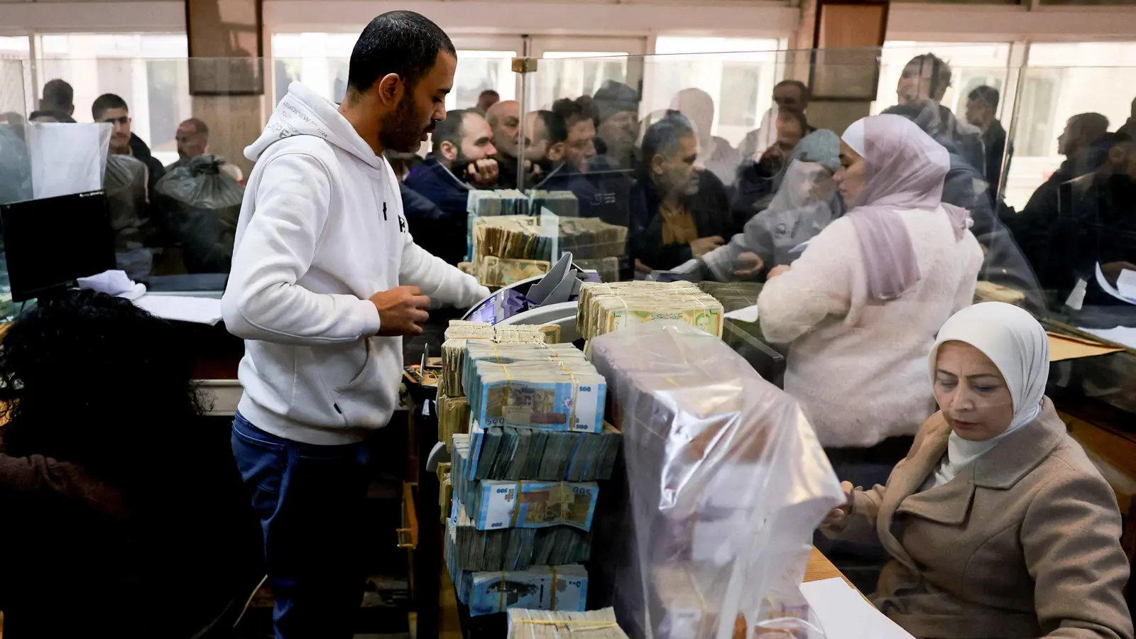 "اختبار حقيقي".. كيف ستتعامل الحكومة السورية الجديدة مع الديون الإيرانية؟