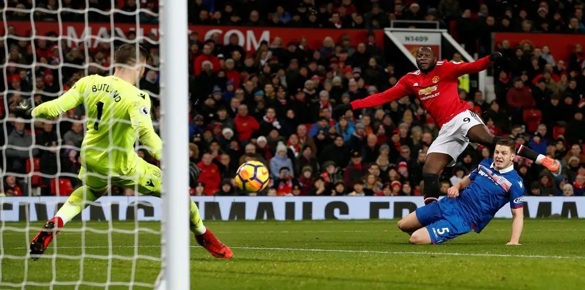 مانشستر يونايتد يكتسح ستوك سيتي وينفرد بالمركز الثاني في ترتيب الدوري الإنجليزي