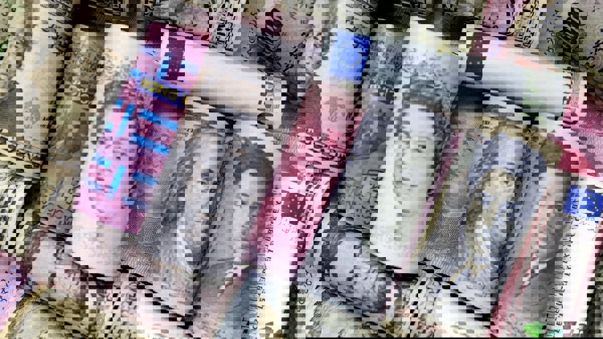 الدولار يعزّز موقفه مع اقتراب صدور بيانات التضخم الأمريكية