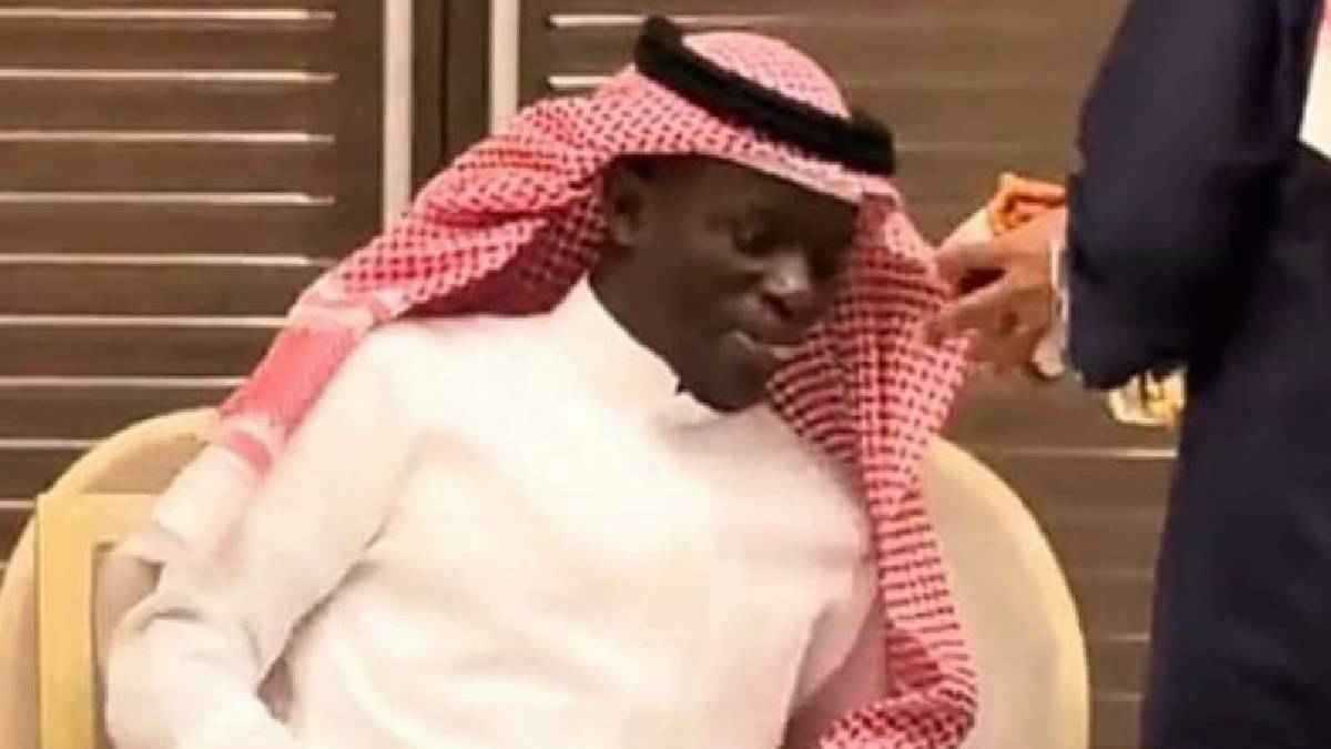 بالزي السعودي.. نغولو كانتي يحضر زفاف معاذ فقيهي (فيديو)