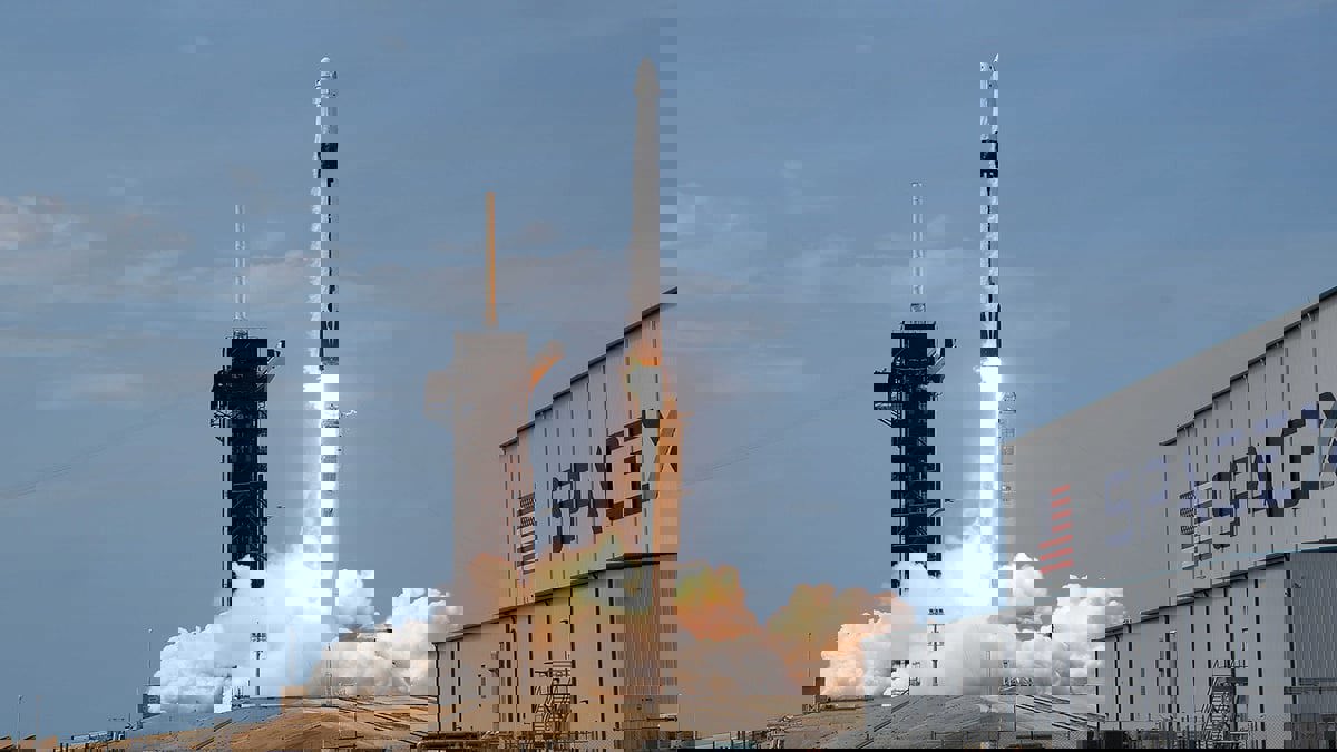 "سبيس إكس" تؤجل إطلاق 3 أقمار صناعية بريطانية على متن صاروخ "فالكون 9"