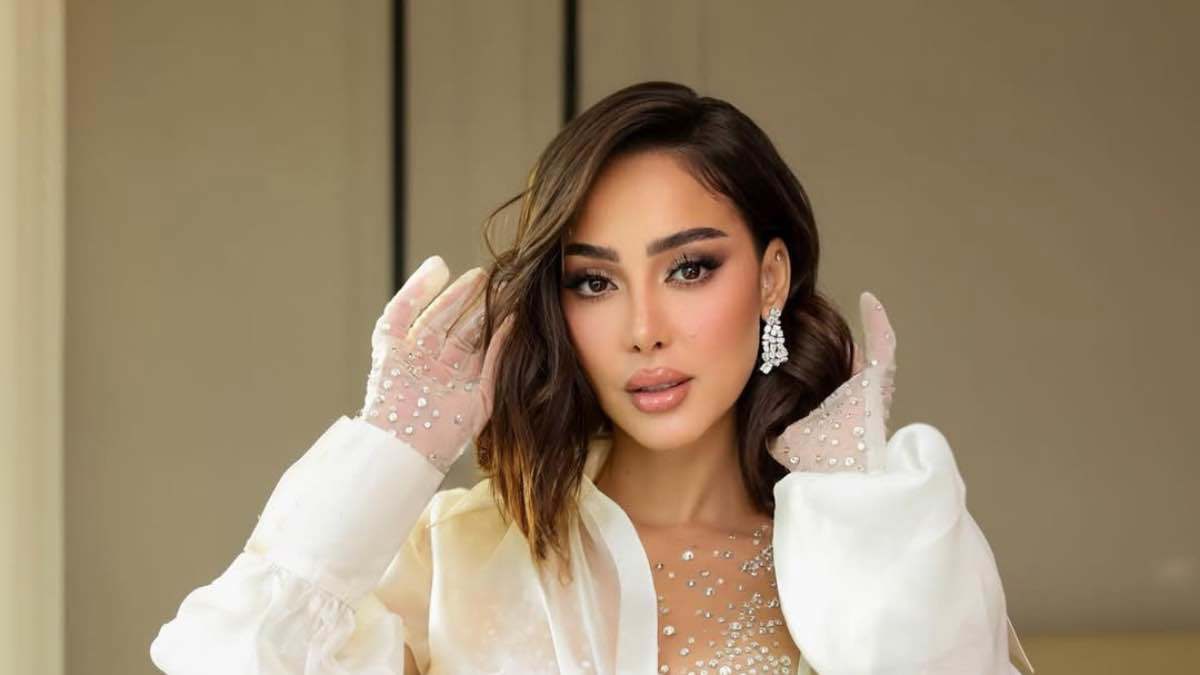 بسمة بوسيل تحتفل بأول جائزة في مسيرتها الفنية