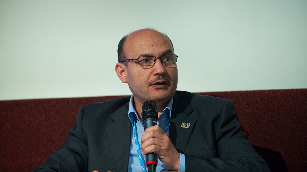 بعدما علق في فرنسا بسبب "كورونا".. وزير تونسي يتعهد بالعمل عن بعد