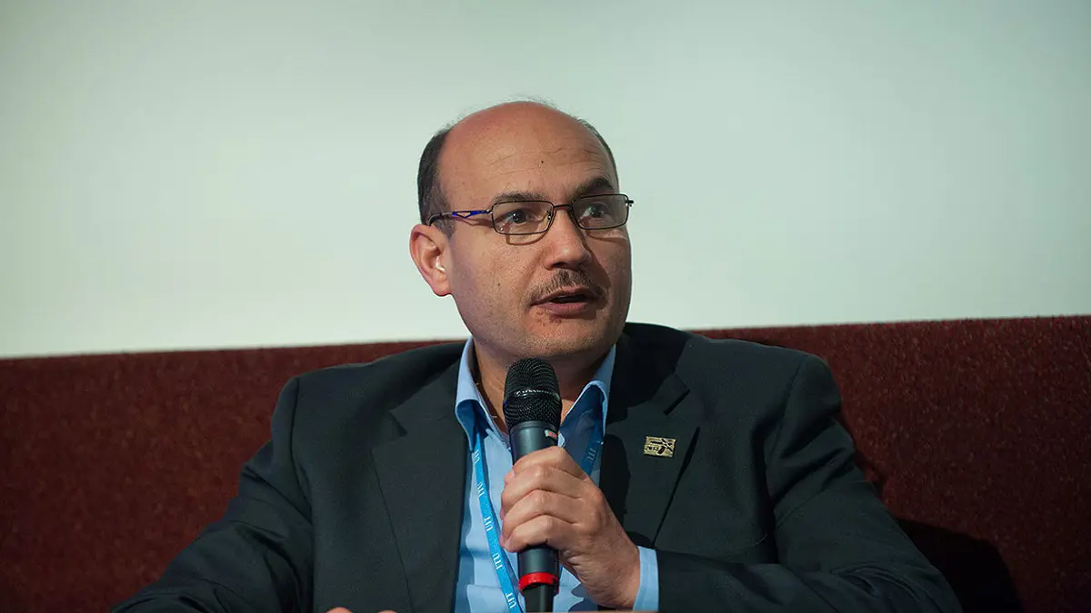 بعدما علق في فرنسا بسبب "كورونا".. وزير تونسي يتعهد بالعمل عن بعد