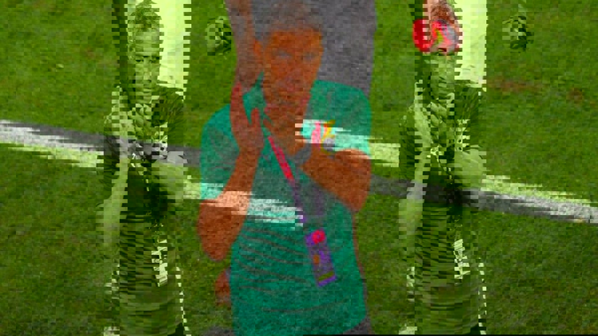 بعد الخسارة أمام الرأس الأخضر.. مشجع يحاول الاعتداء على هيوتون مدرب غانا (فيديو)