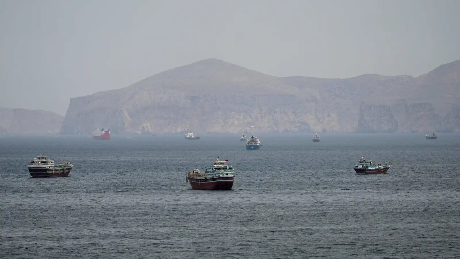 ترامب يأمر بتدمير أي قارب يضع ألغاما في مضيق هرمز