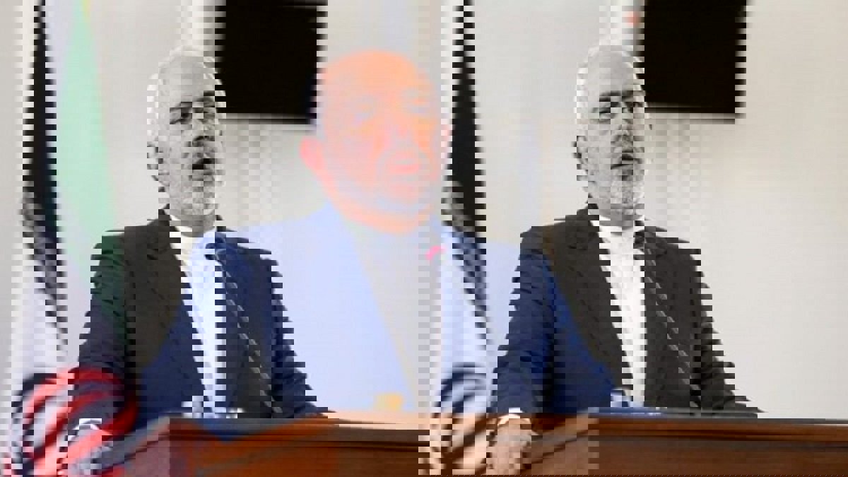 ظريف: ادعاء الأمريكيين بوجودهم في الاتفاق النووي "غبي للغاية"