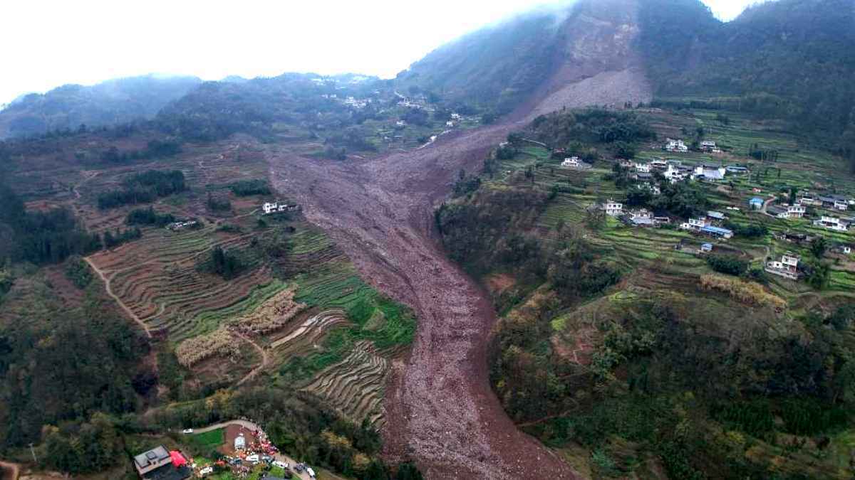 تحذير من توسعه.. انهيار أرضي في الصين يخلف ضحايا (فيديو)