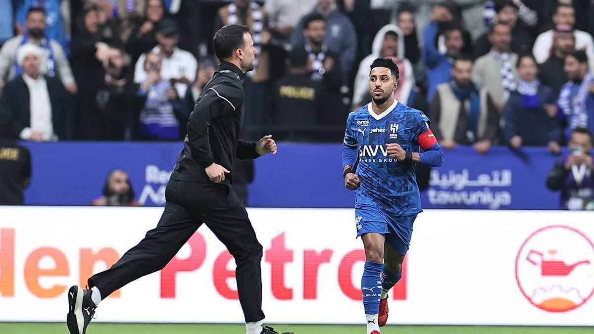 أول تشخيص لإصابة سالم الدوسري نجم الهلال (صور وفيديو)