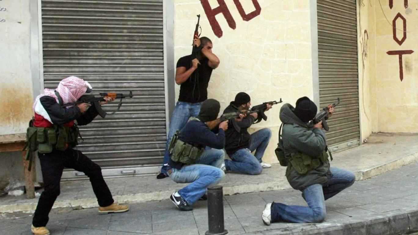 شبح 7 أيار يخيم على لبنان..الثنائي الشيعي يلوح بتعبئة الشارع لإجهاض "نزع السلاح"