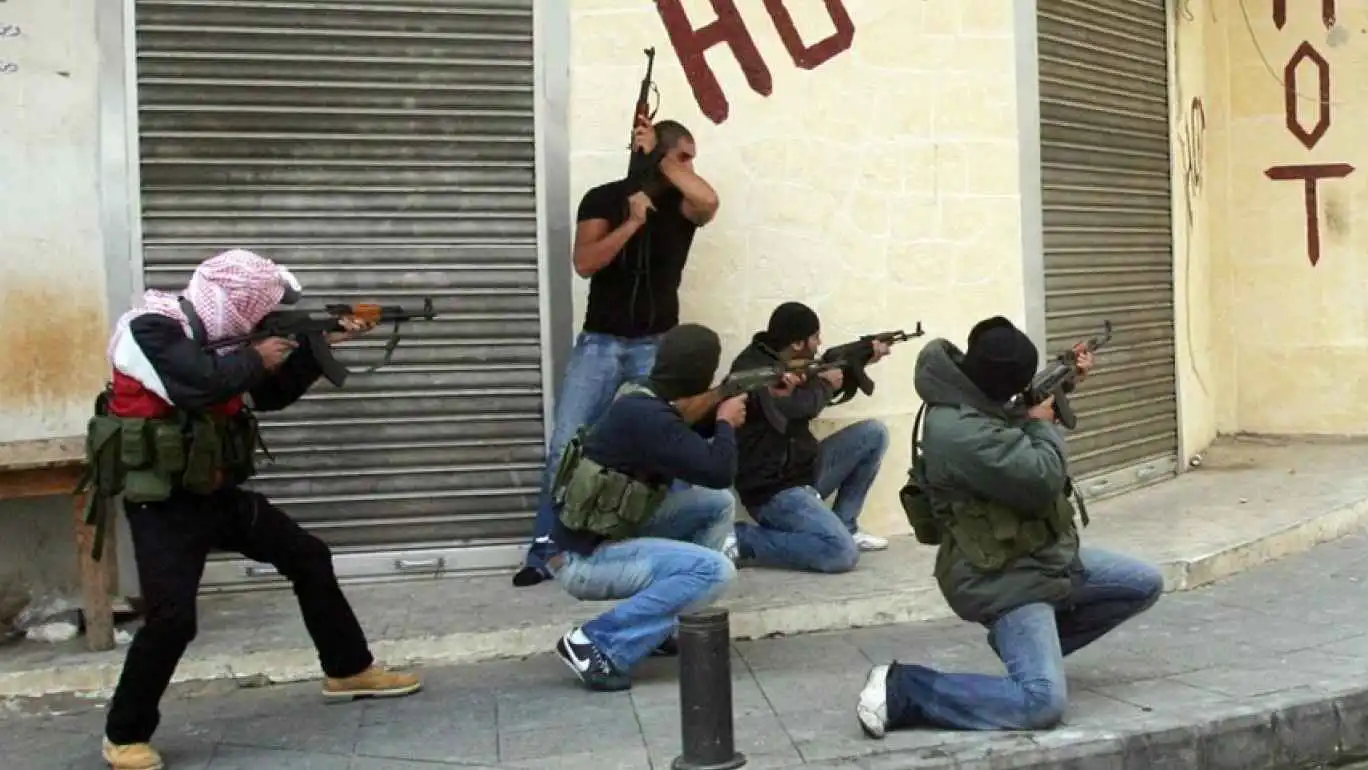 شبح 7 أيار يخيم على لبنان..الثنائي الشيعي يلوح بتعبئة الشارع لإجهاض "نزع السلاح"