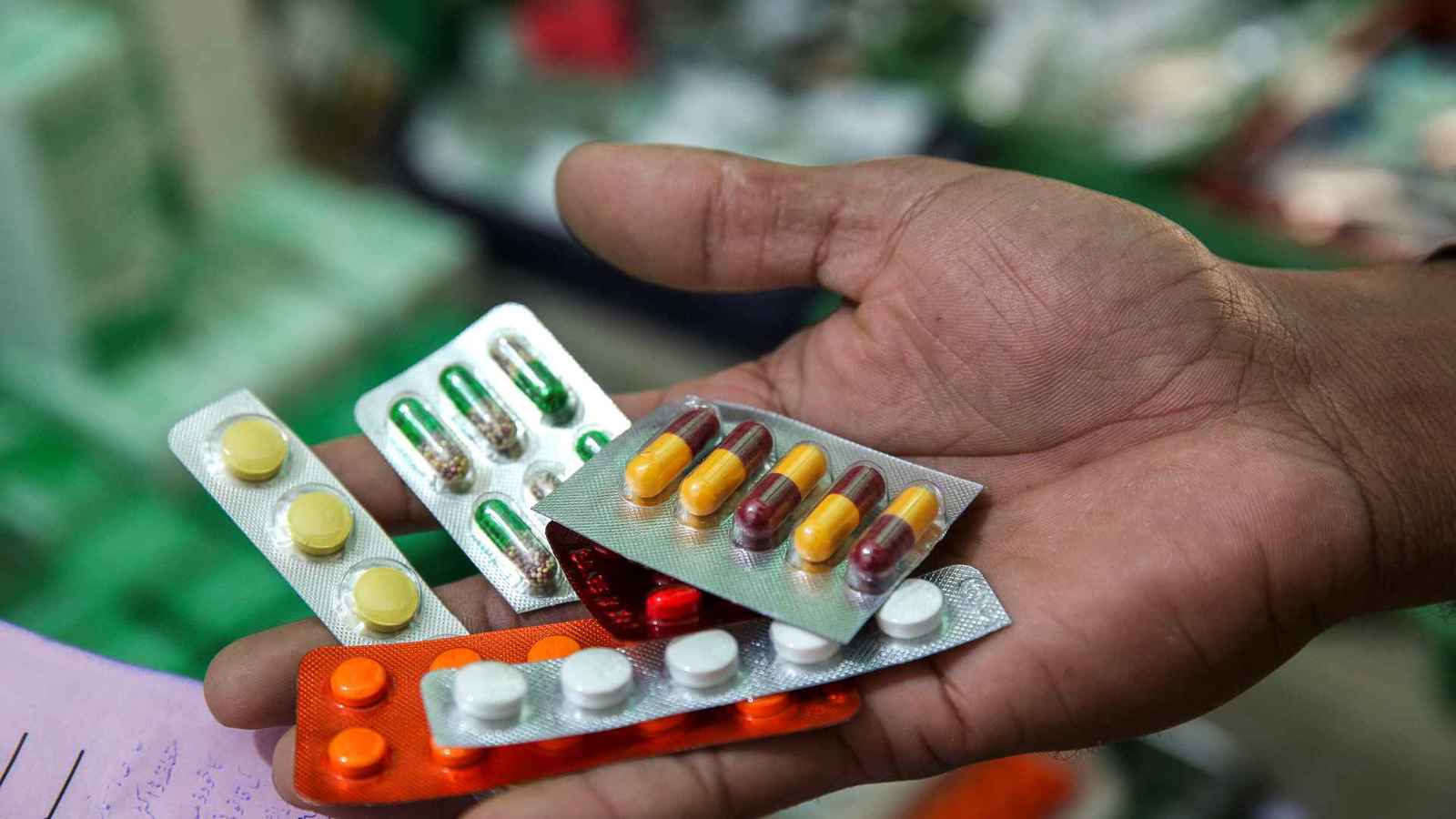 تباع على الأرصفة.. تحذير مصري من أدوية "مجهولة المصدر" (فيديو)